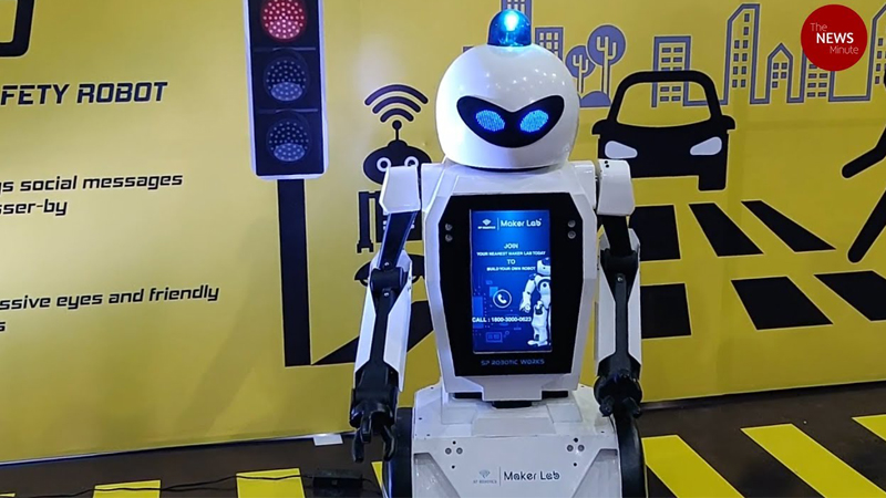 Robot điều khiển giao th&ocirc;ng tại Ấn Độ